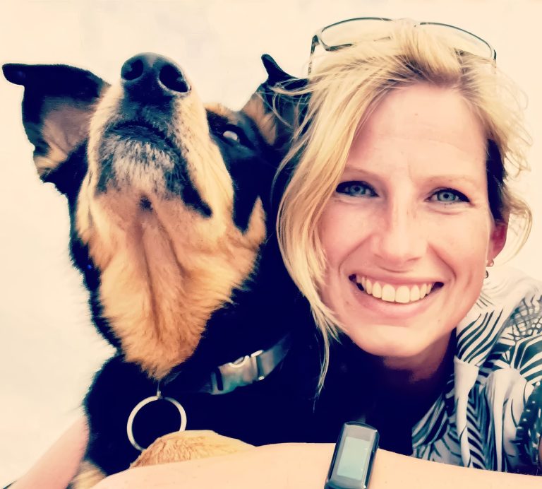 Tierheilpraxis akupunktierchen - Juliane Merkler und Jette Hier sieht man die Tierheilpraktikerin Juliane Merkler von der Tierheilpraxis akupunktierchen und ihrem Hund Jette